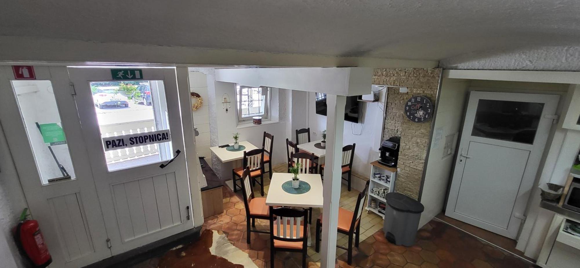 Lesce Hostel Екстер'єр фото